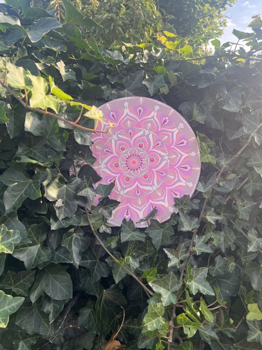 Ronde mandala in roze, lila en wit tussen klimop