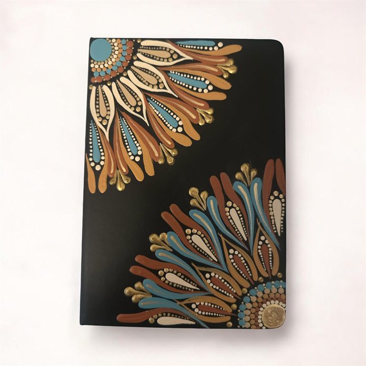 Zwart notitieboek met twee halve mandala's in oker, roest, crème en turquoise