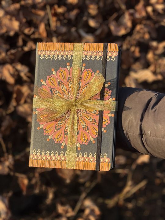 Notitieboek met oranje en roze mandala, ingepakt met een gouden strik